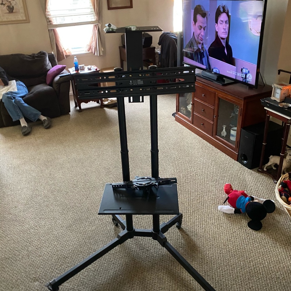 Hanging tv stand
